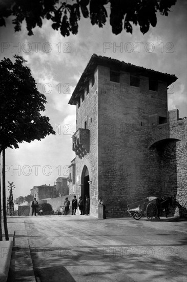 europe, république de saint-marin, vue de la porta di san francesco, 1953