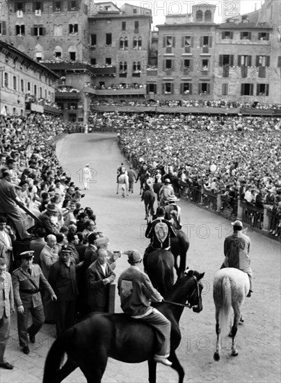 europe, italie, toscane, sienne, début du palio, 1965