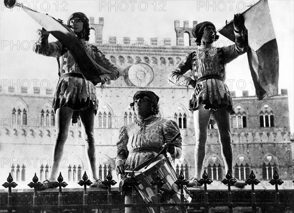 europa, italie, toscane, sienne, les trompettes et le tambour du palio, 1950