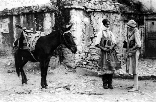 europe, grèce, piscopi, portrait de femme, 1920 1930