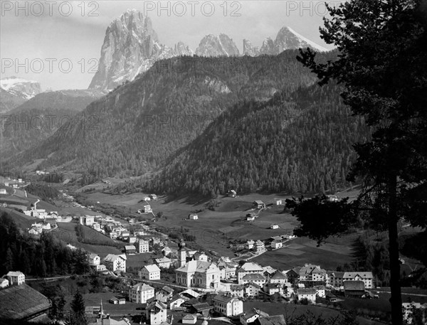 italie, trentino alto adige, ortisei, panorama avec le sassolungo et le groupe sella, 1920 1930