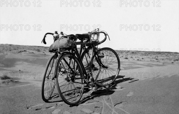 afrique, libye, tagiura, bicyclettes dans le désert pendant le raid milan-tripoli, 1920 1930