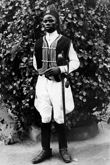 afrique, libye, portrait de savari, soldat libyen de l'armée coloniale italienne, 1920 1930