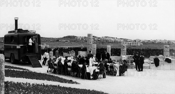 afrique, libye, sabratha, voiture restaurant au repos, 1930