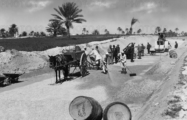 afrique, libye, ouvriers de la société filauri michele pendant la construction de la route côtière, 1920