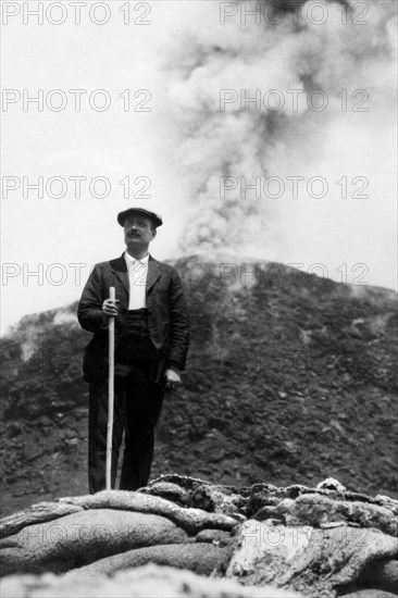 campanie, naples, le recteur de l'université au dôme de lave du vésuve, 1924