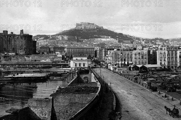 campanie, naples, la jetée, le maschio angioino et vue du castel sant'elmo et de la certosa di san martino, 1910 1920