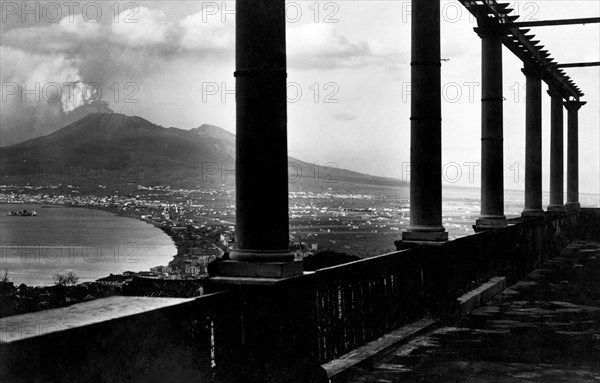 campanie, vue du vesuvius depuis une terrasse, 1920