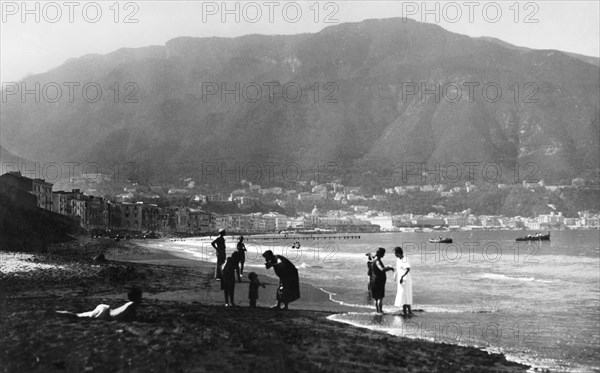 campania, castellamare di stabia, spiaggia e sul fondo i monti lattari, 1920 1930