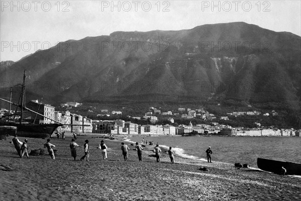 campanie, castellamare di stabia, pêcheurs tirant leurs filets sur la plage, en arrière-plan les montagnes lattari, 1910 1920