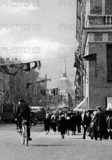 russia, leningrado, veduta della prospettiva nevskij, sul fondo l'ammiragliato, 1920 1930