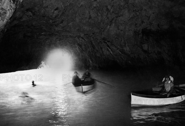 italie, campanie, île de capri, intérieur de la grotta azzurra, 1920 1930