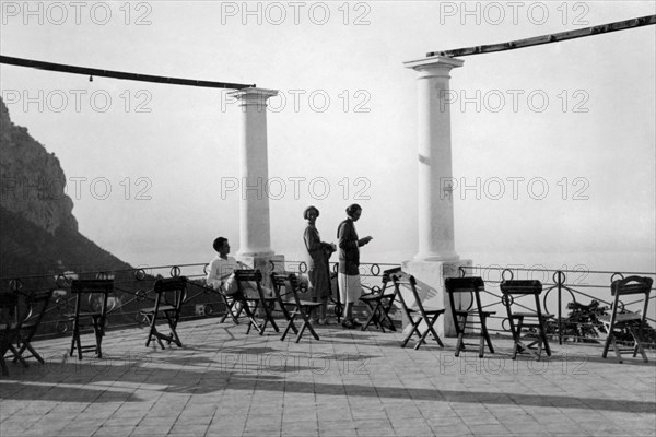 italie, campanie, île de capri, terrasse du belvédère, 1920 1930