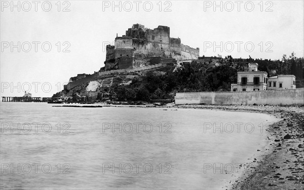 italie, campanie, bacoli, vue du château de baia sur le golfe du même nom, 1920
