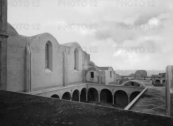italie, campanie, île de capri, monastère chartreux de san giacomo, le petit cloître et l'église après restauration, 1920 1930