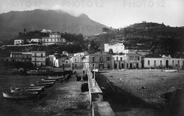 italia, campania, isola d'ischia, veduta di casamicciola dal molo, 1910 1920