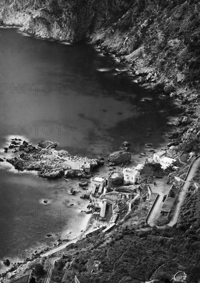 italie, campanie, ile de capri, vue aerienne du scoglio delle sirene a marina piccola, 1930 1940