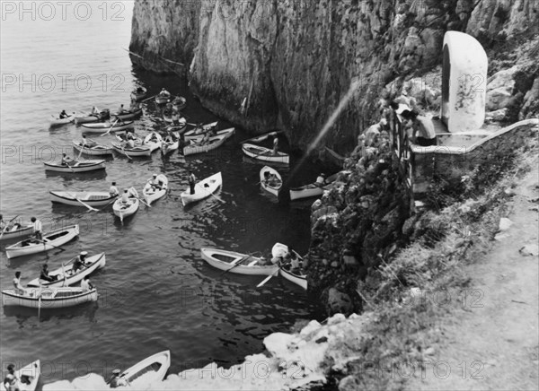 italie, campanie, île de capri, bateaux à l'entrée de la grotta azzurra attendant la vapeur, 1930 1940