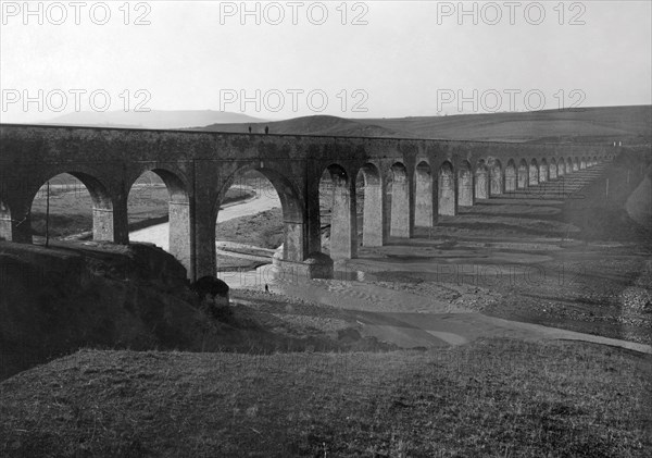 italie, basilicate, l'aqueduc des Pouilles, pont-canal sur la fiumara di atella, 1920 1930