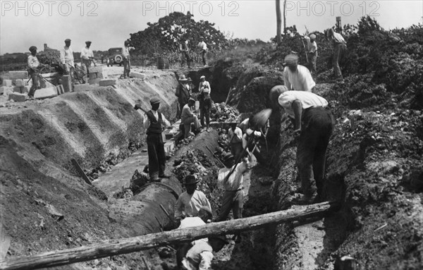 italie, apulie, san pancrazio salentino, croisement du grand siphon de l'aqueduc de pugliese, 1920 1930