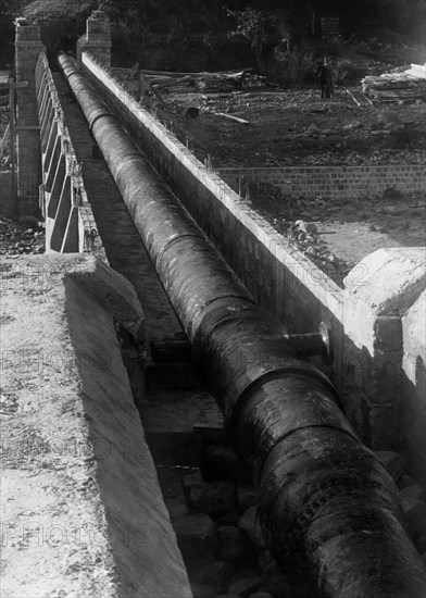 italie, basilicata, aqueduc des Pouilles, tuyaux déjà en place, 1920 1930