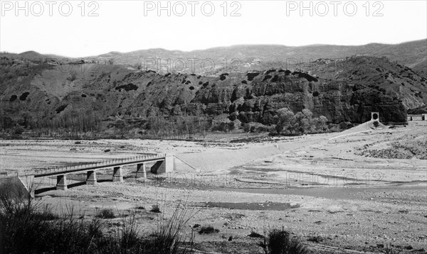 italie, basilicate, communauté de montagne de camastra, aqueduc des Pouilles traversant un pont sur le torrent sauro, 1920 1930