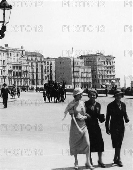 italie, campanie, naples, colonne votive des morts en mer, 1920 1930