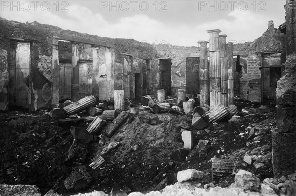 italie, campanie, ancienne pompeii, l'atrium de la maison d'epidio rufo dévasté par la guerre, 1947