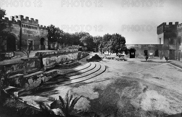 italie, campanie, vico equense, la grande cour du château angevin giusso, 1920