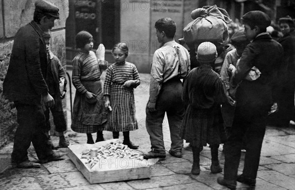 italie, campanie, naples, vendeur ambulant de zeppole, années 1900