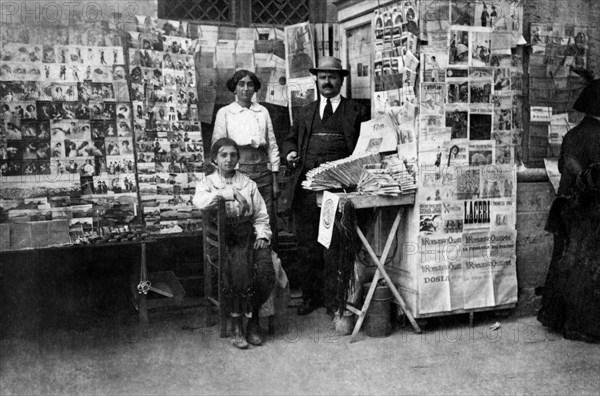 italie, campanie, naples, kiosque à journaux avec caroline illustrée, années 1900