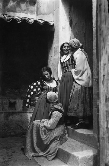italie, sicile, groupe de filles en robe traditionnelle, 1930 1940
