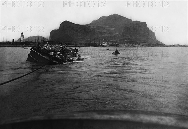 italie, sicile, palerme, port, renversement de blocs rocheux pour des barrières, 1920 1930