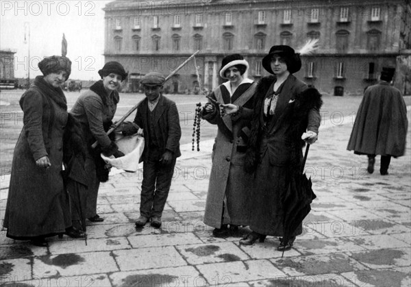 italie, campanie, naples, piazza del palazzo reale, marchand de noisettes et de châtaignes, années 1900