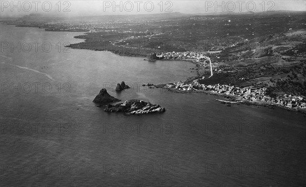 europe, italie, sicile, aci castello, vue de la côte avec les îles cyclopes, 1930