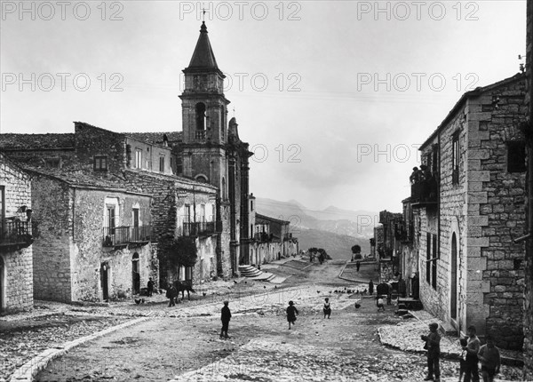 europa, italy, sicily, bisacquino, enfants jouant dans la rue, 1935