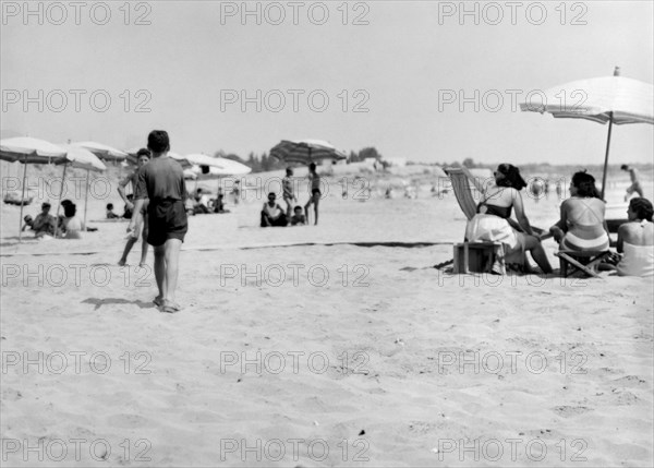 europe, italie, sicile, syracuse, avola, baigneurs sur la plage, 1940