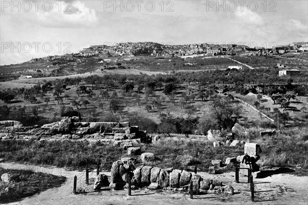 europe, italie, sicile, agrigento, vue de la ville depuis le temple de jupiter, 1930