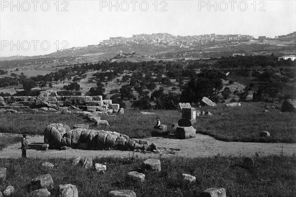 europe, italie, sicile, agrigento, vue de la ville depuis le temple de jupiter, 1930