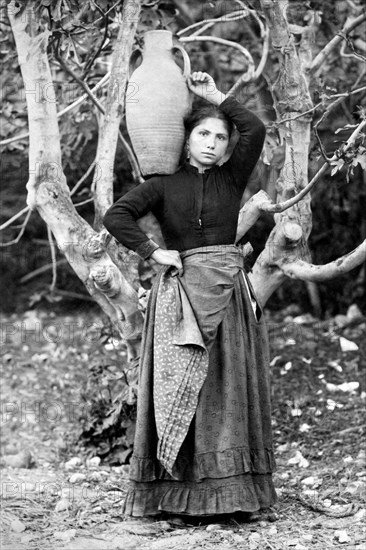 europe, italie, sicile, agrigento, portrait de fille avec quartara, 1900 1910