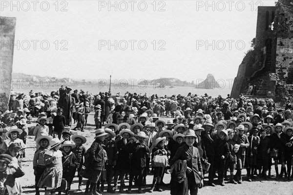 europe, italie, sicile, aci castello, écoliers en visite, 1922