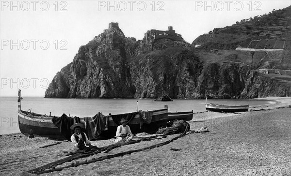 italie, sicile, forza d'agrò, cap sant'alessio et vue du château, 1910