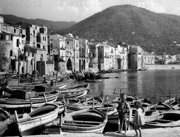 italie, sicile, cefalù, le port, 1960