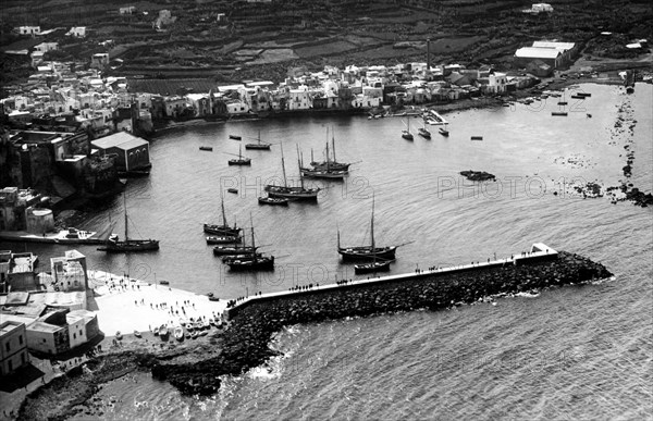 Europe, Italie, Sicile, Trapani, Pantelleria, vue aérienne du port, 1920-30