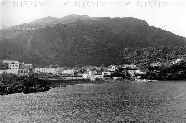 europe, italie, sicile, île de panarea, vue de la côte depuis la mer, 1940 1950