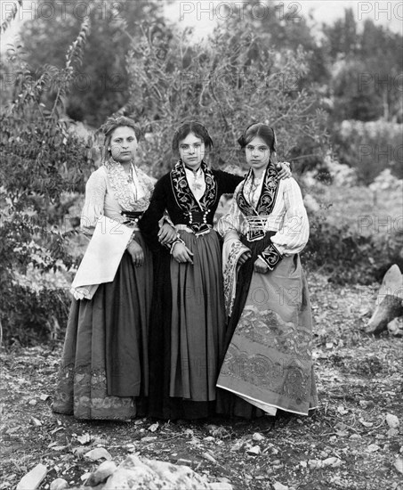 europe, italie, sicile, palerme, piana dei greci (plaine des grecs), femmes en costumes typiques, 1910 1920