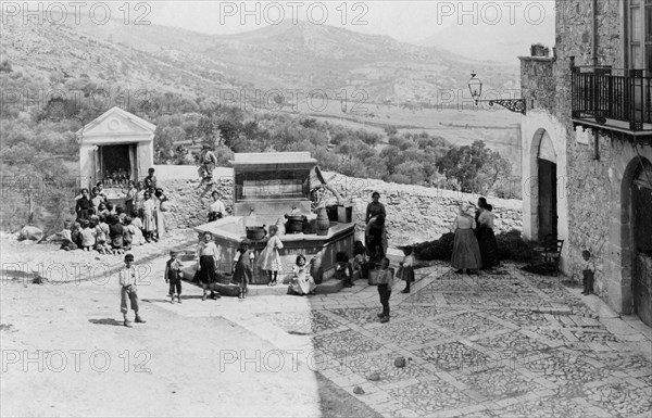 europe, italie, sicile, palerme, piana dei greci, enfants sur la place, 1900 1910