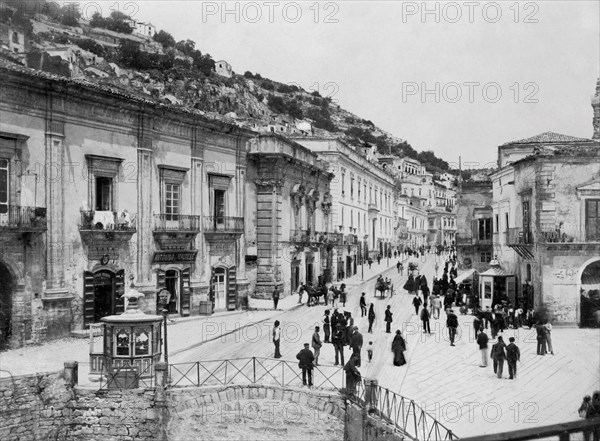 europe, italie, sicile, modica, vue du corso umberto I, 1890 1900