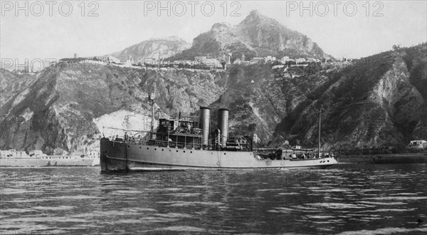 italie, sicile, taormine vue de la mer, 1910 1920