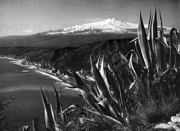 italie, sicile, taormine, vue de la côte et de l'etna, 1920 1930